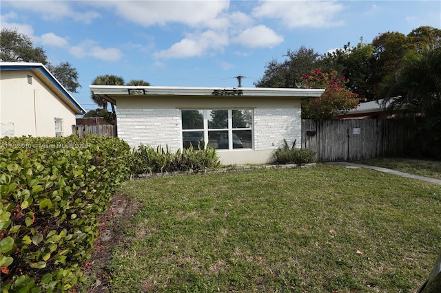 back of house featuring a lawn