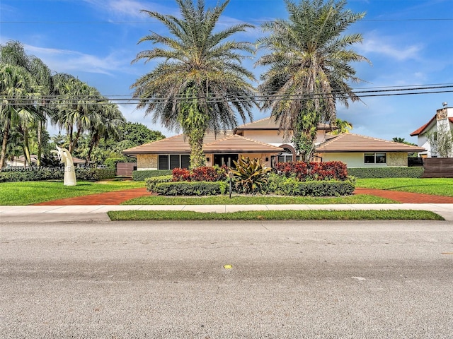 view of front of property with a front yard