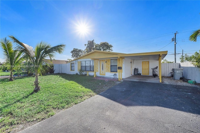 view of front of home with a front lawn and a carport