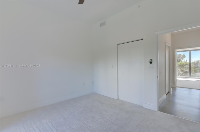 carpeted empty room featuring ceiling fan