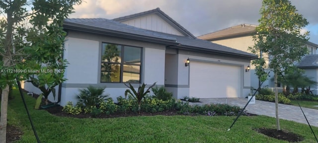 view of front of house featuring a yard and a garage