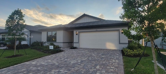 view of front facade featuring a garage and a yard