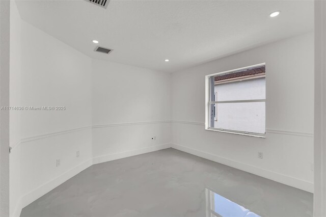 empty room featuring concrete flooring