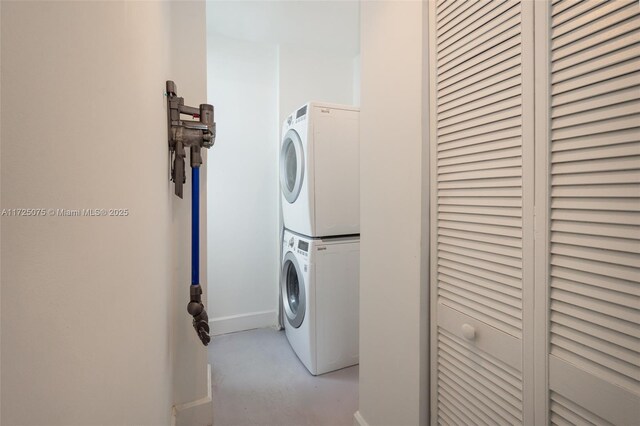 full bathroom with toilet, shower / bath combo with shower curtain, and vanity