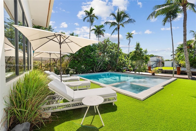 view of swimming pool featuring a yard