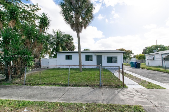 view of front of home featuring a front yard