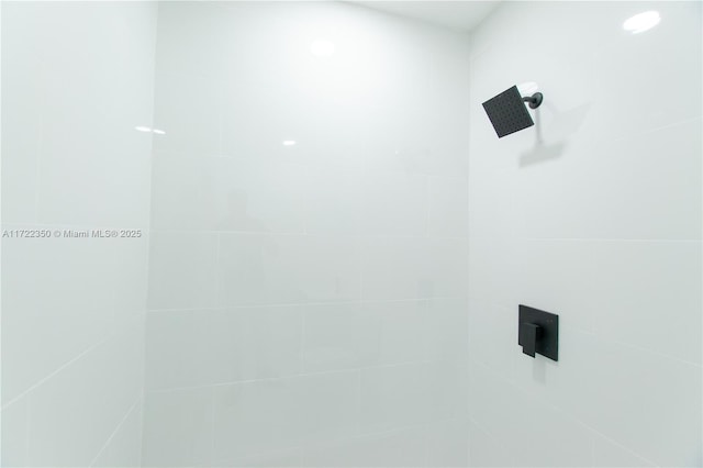 bathroom featuring tiled shower