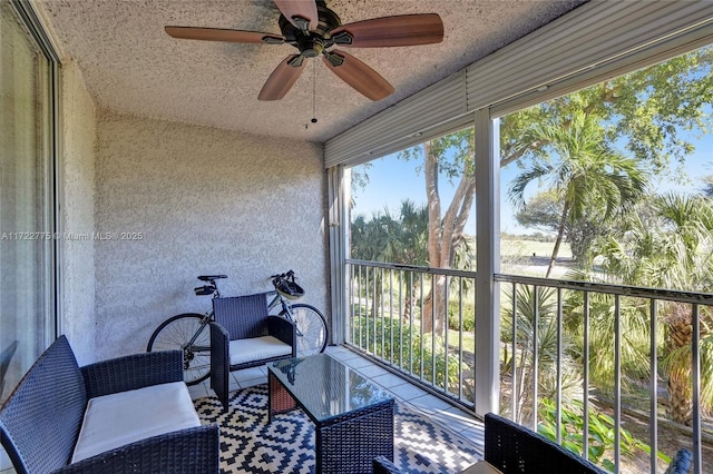 sunroom with ceiling fan