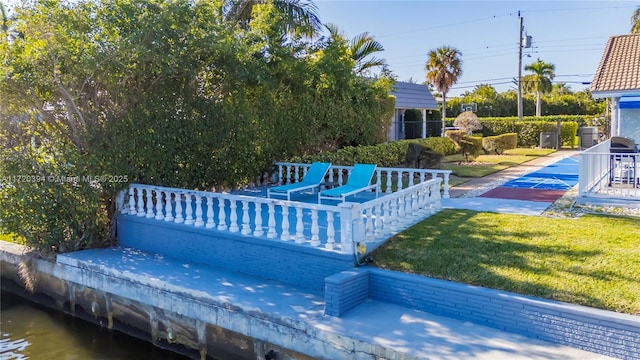 view of swimming pool featuring a lawn