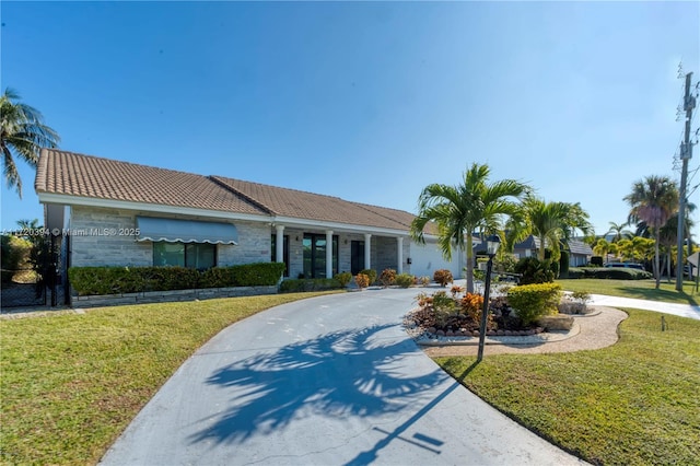 single story home with a front lawn