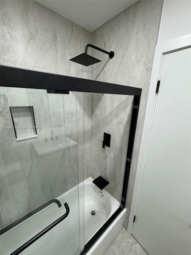 bathroom with tiled shower / bath