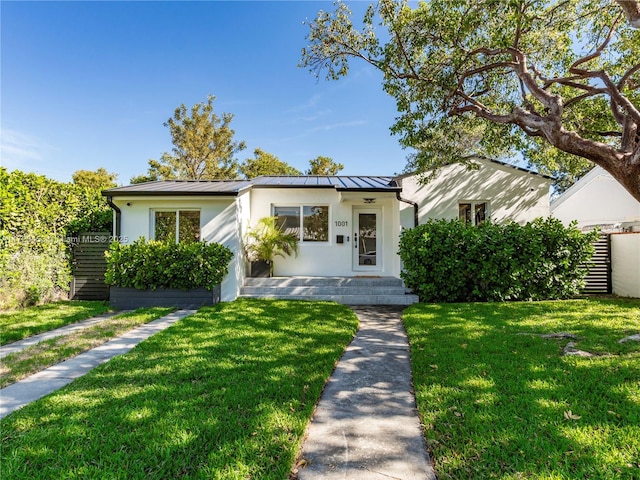 view of front of property featuring a front yard