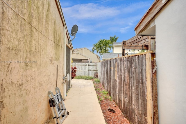 view of yard featuring a patio area