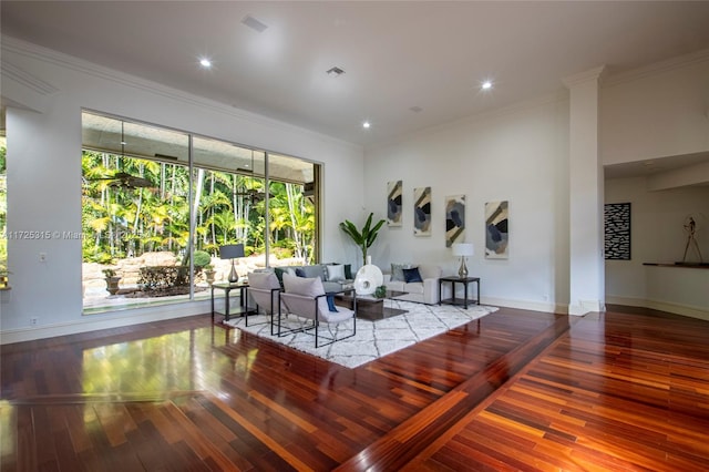 living area featuring crown molding, recessed lighting, visible vents, wood finished floors, and baseboards