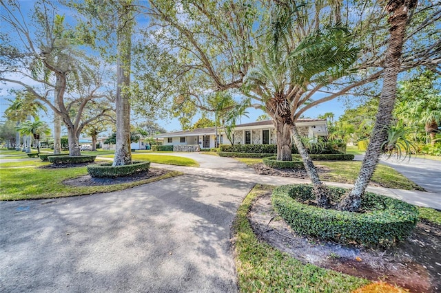 single story home featuring a front yard