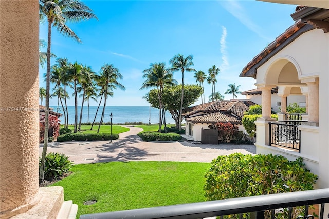 view of yard featuring a water view