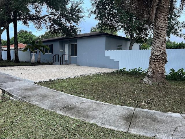 view of front facade featuring a front lawn