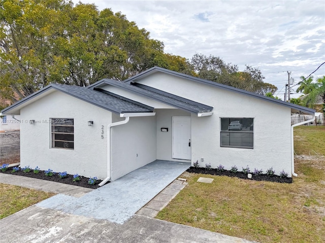 view of front of property featuring a front lawn