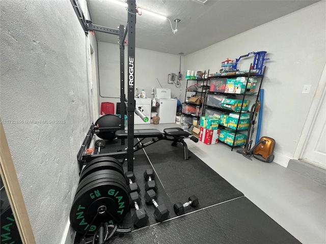 exercise area featuring washer / clothes dryer