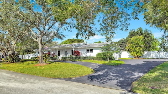 single story home with a front yard