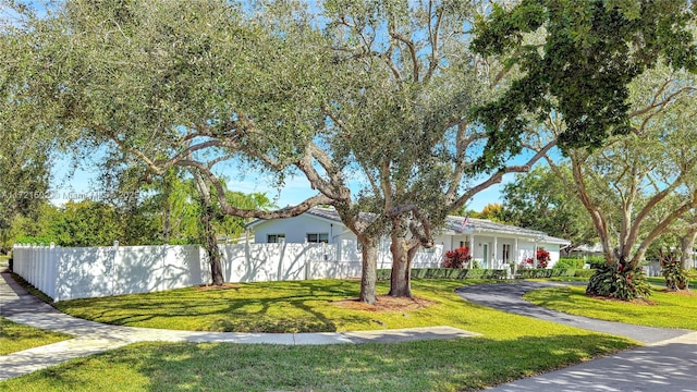 view of front of house featuring a front lawn