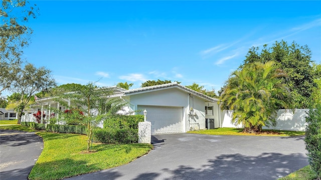 view of front of home featuring a front yard and a garage