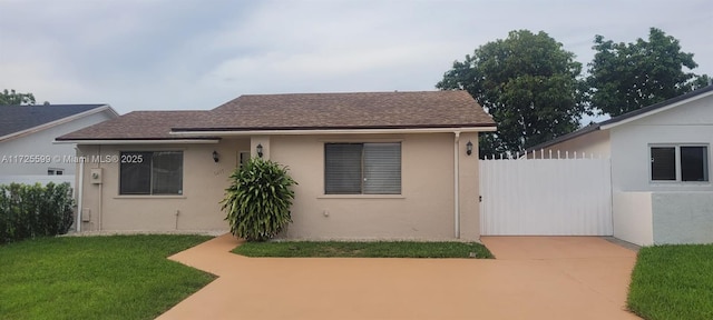 view of front of property featuring a front yard