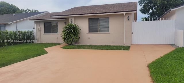 view of front of property with a front yard