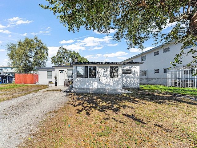 view of front of home featuring a front yard