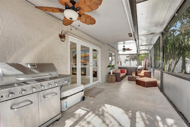 sunroom with ceiling fan