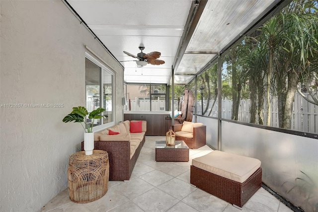 sunroom with ceiling fan