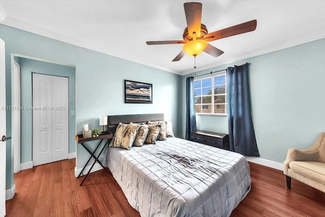 bedroom featuring ceiling fan, ornamental molding, hardwood / wood-style floors, and a closet