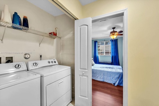 laundry room featuring ceiling fan, independent washer and dryer, and hardwood / wood-style flooring