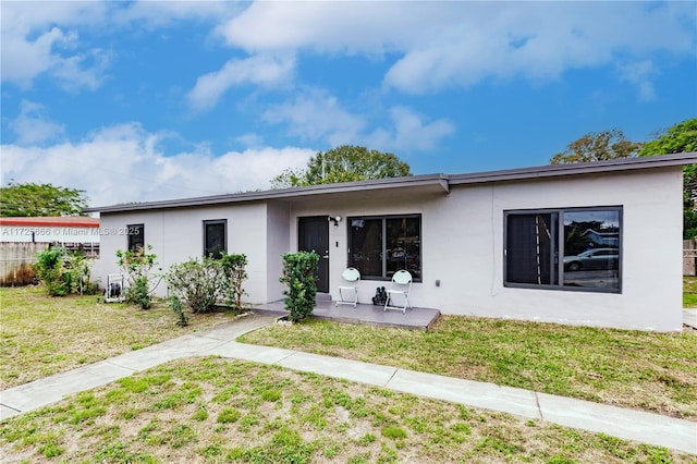 view of front of house featuring a front yard