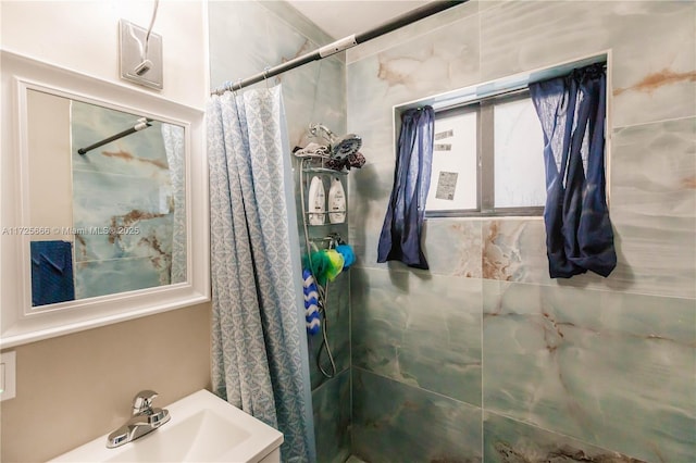 bathroom featuring sink and a shower with curtain