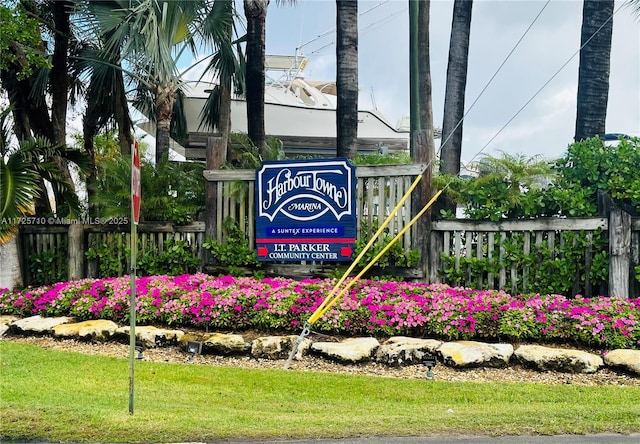 community sign with a yard