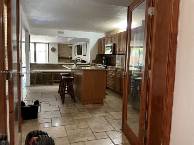 kitchen featuring sink, a breakfast bar, and kitchen peninsula