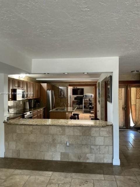 kitchen featuring sink, kitchen peninsula, and stainless steel appliances