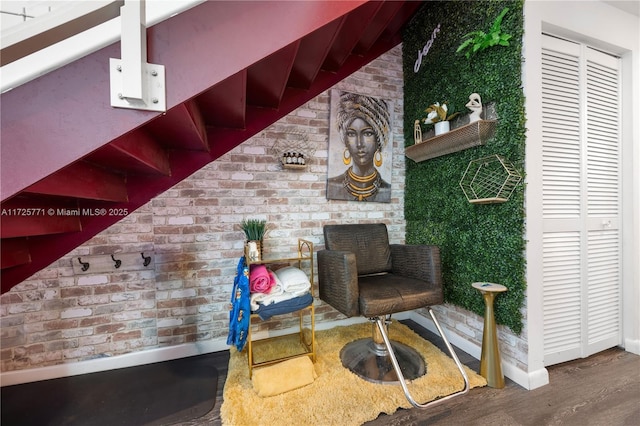 sitting room with vaulted ceiling