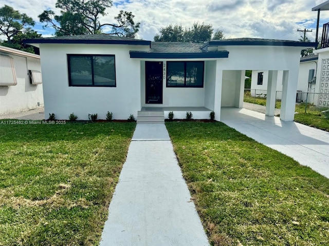 view of front of home featuring a front yard and a carport