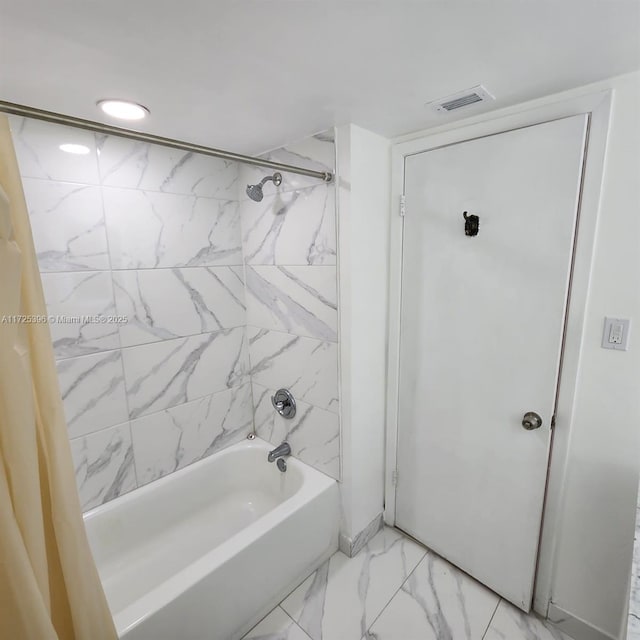 bathroom featuring tiled shower / bath