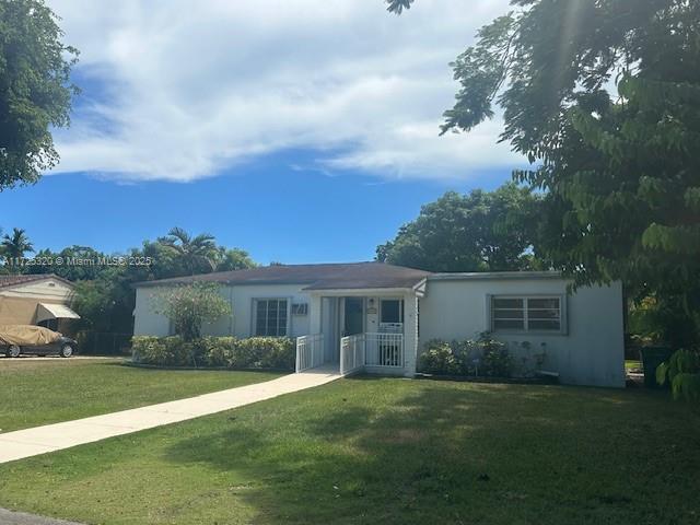 ranch-style house featuring a front yard