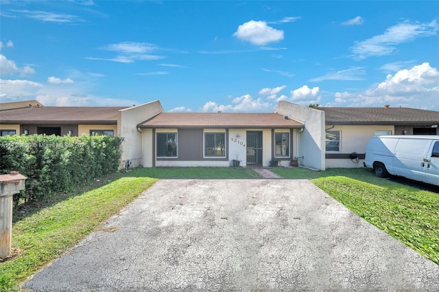 single story home with a front yard