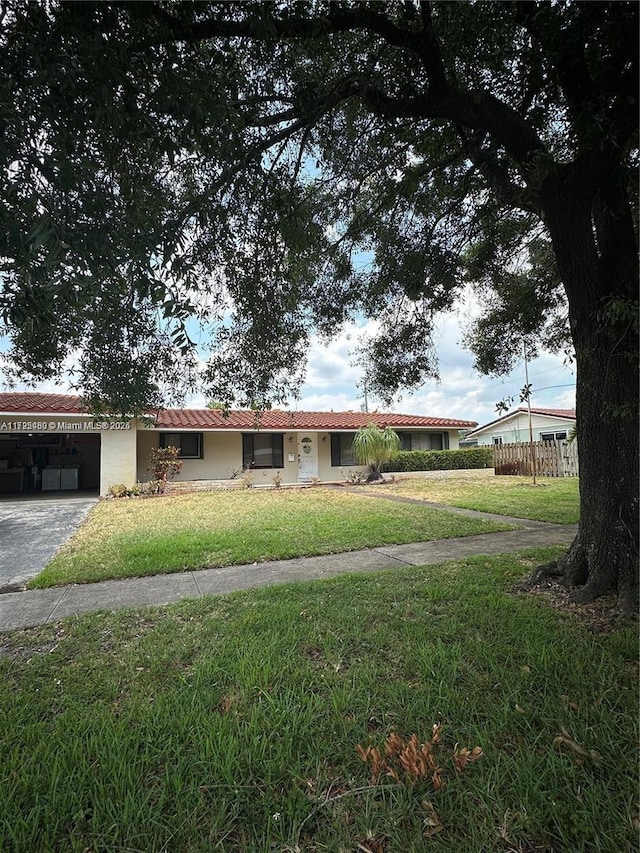 single story home featuring a front yard