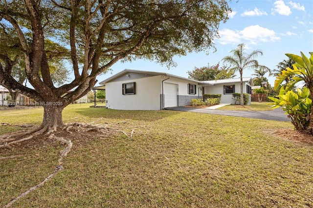 view of front facade featuring a front yard and a garage