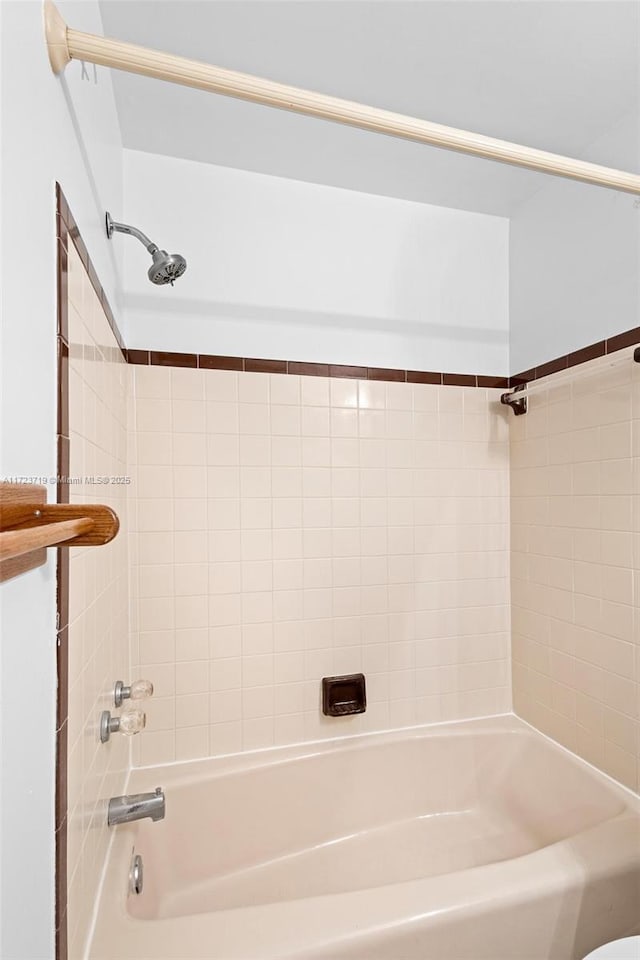 bathroom with tiled shower / bath