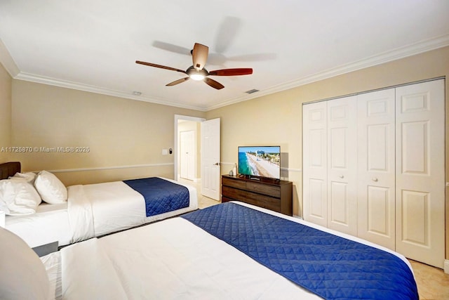 bedroom with ceiling fan, ornamental molding, and a closet