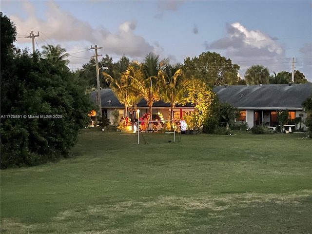 view of yard at dusk