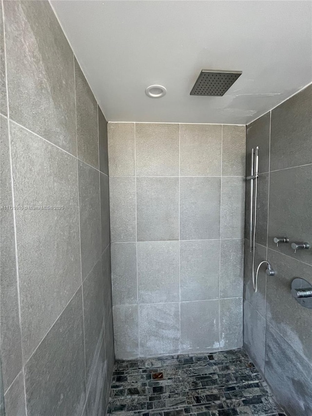 bathroom featuring tiled shower