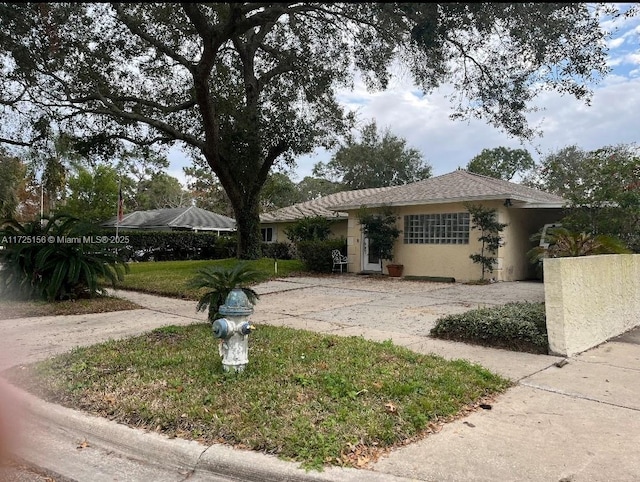 ranch-style home with a front yard